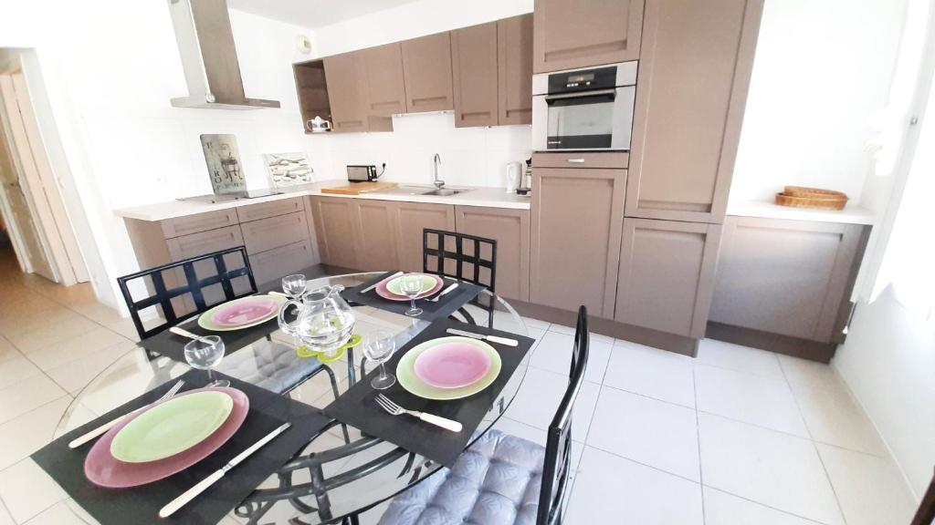 Η κουζίνα ή μικρή κουζίνα στο LES PALUDIERS Appartement 2 chambres centre-ville