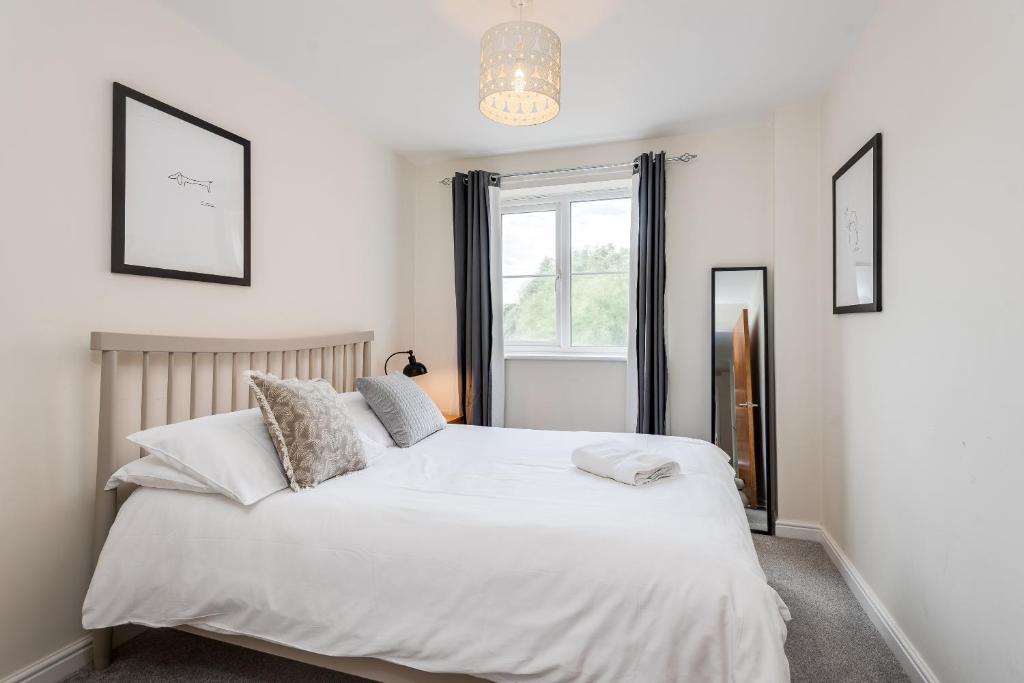 1 dormitorio con 1 cama blanca grande y ventana en Modern 2 Bedroom Apartment in popular Jericho !!!, en Oxford
