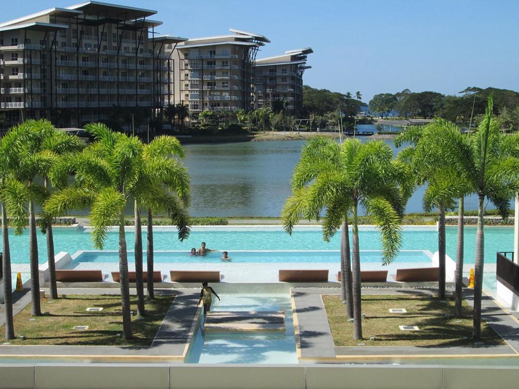 Bazén v ubytování Pico de Loro Staycation (3 beds- 6 pax) nebo v jeho okolí