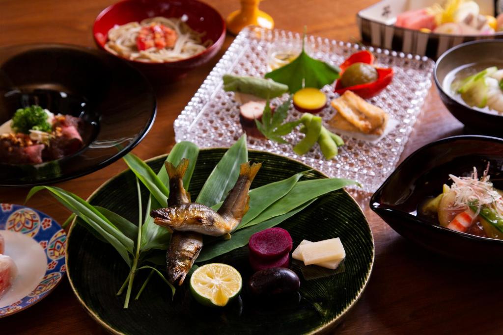 ホテルの敷地内または近くでの食事または食べ物