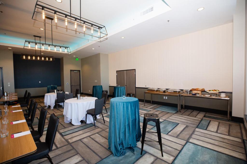 Posezení v ubytování Hotel Indigo Seattle Everett Waterfront Place by IHG