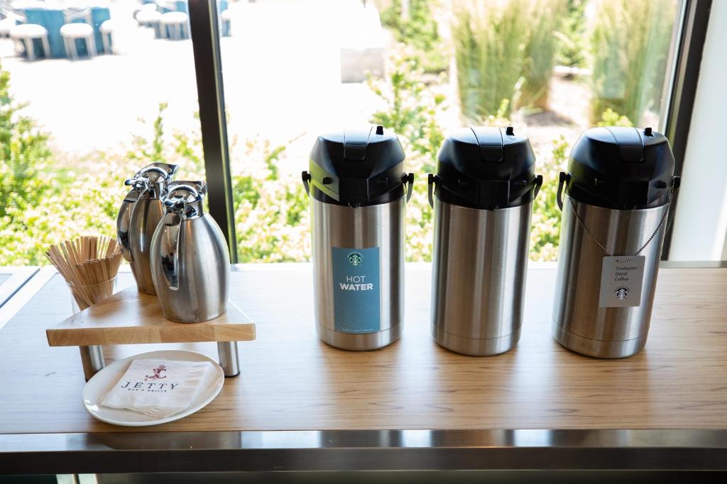 Příslušenství pro přípravu čaje a kávy v ubytování Hotel Indigo Seattle Everett Waterfront Place by IHG