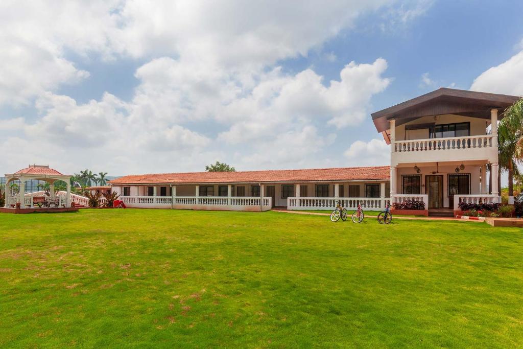 La Palm by StayVista - Mountain-view villa, boasting a spacious pool, Gym, Indoor games, Basketball court & A lush lawn with a gazebo - Villa