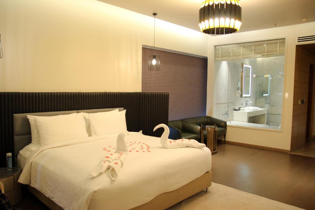 Postel nebo postele na pokoji v ubytování Udman Hotel Greater Noida