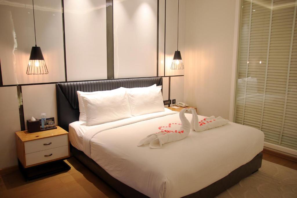 Postel nebo postele na pokoji v ubytování Udman Hotel Greater Noida