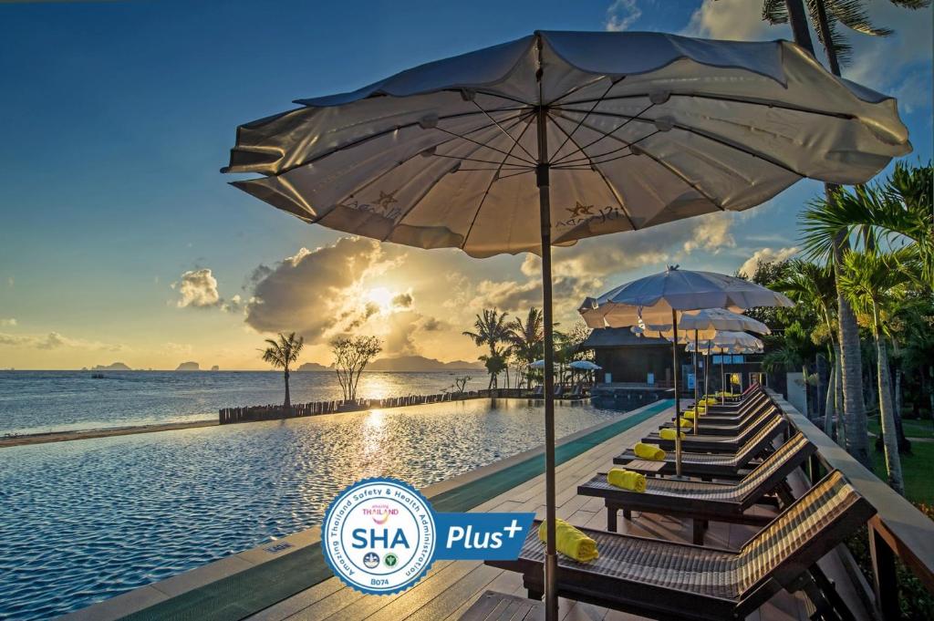 een zwembad in het shka phala resort en spa bij Islanda Hideaway Resort in Krabi town
