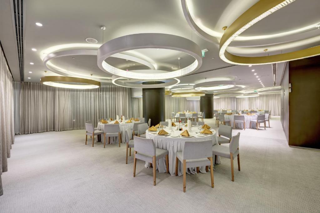 Un restaurante u otro lugar para comer en The Act Hotel Sharjah