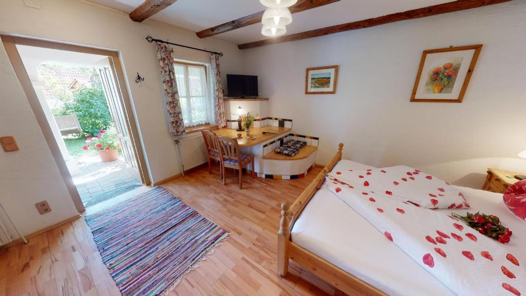 Postel nebo postele na pokoji v ubytování Weingut Bohrn Himmelbett
