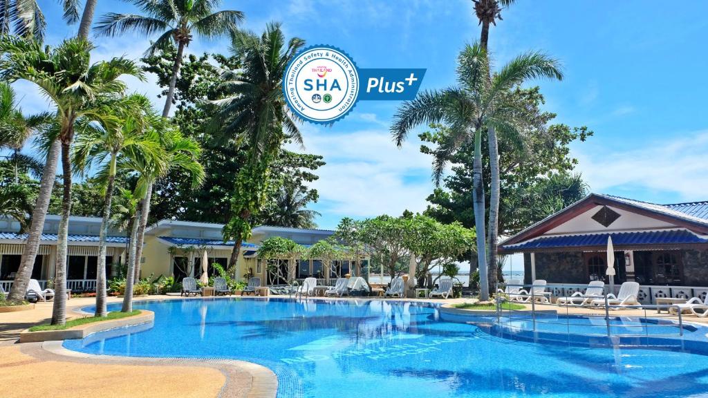 een zwembad in een resort met een hotel bij Andaman Lanta Resort - SHA Extra Plus in Koh Lanta