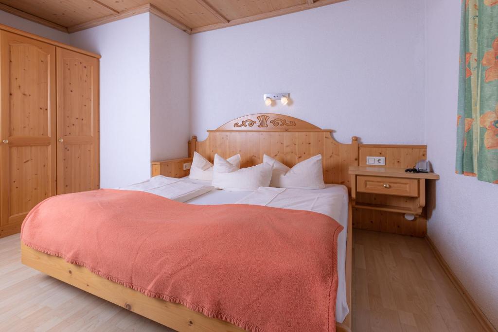 Postel nebo postele na pokoji v ubytování Hotel Eckartauerhof