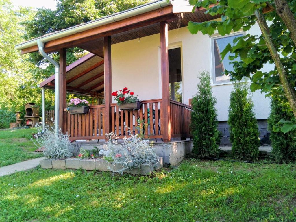 una casa con un portico con piante in vaso di Vikendica Alibegovac a Novi Sad
