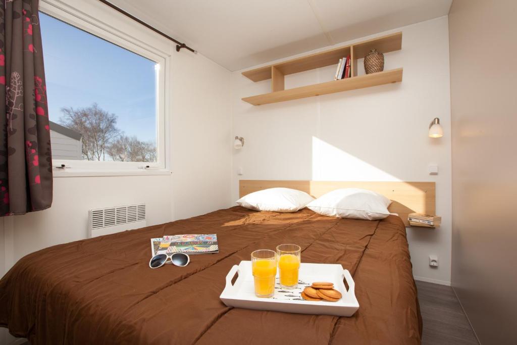Postel nebo postele na pokoji v ubytování Camping Emeraude