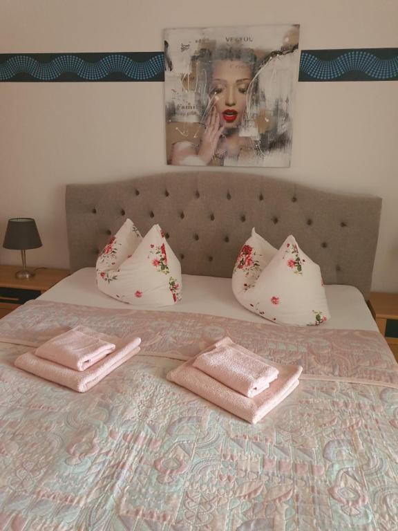 Postel nebo postele na pokoji v ubytování Große Ferienwohnung 85qm
