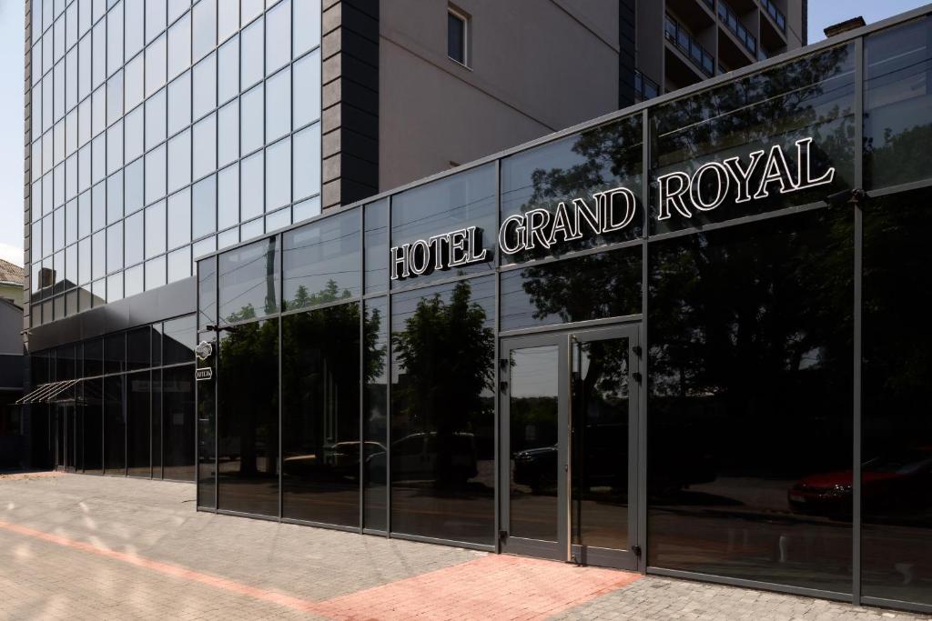 un edificio di vetro con le parole Hotel Grand Royal su di esso di Grand Royal a Černivci