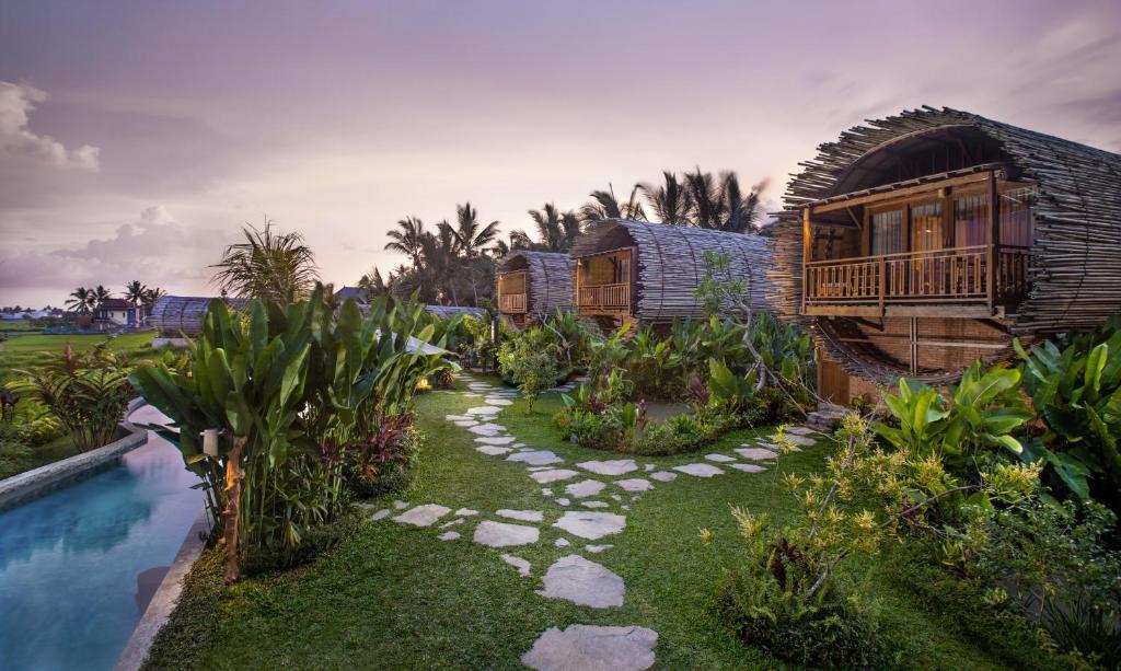 un resort con piscina e casa di Beehouse Dijiwa Ubud ad Ubud