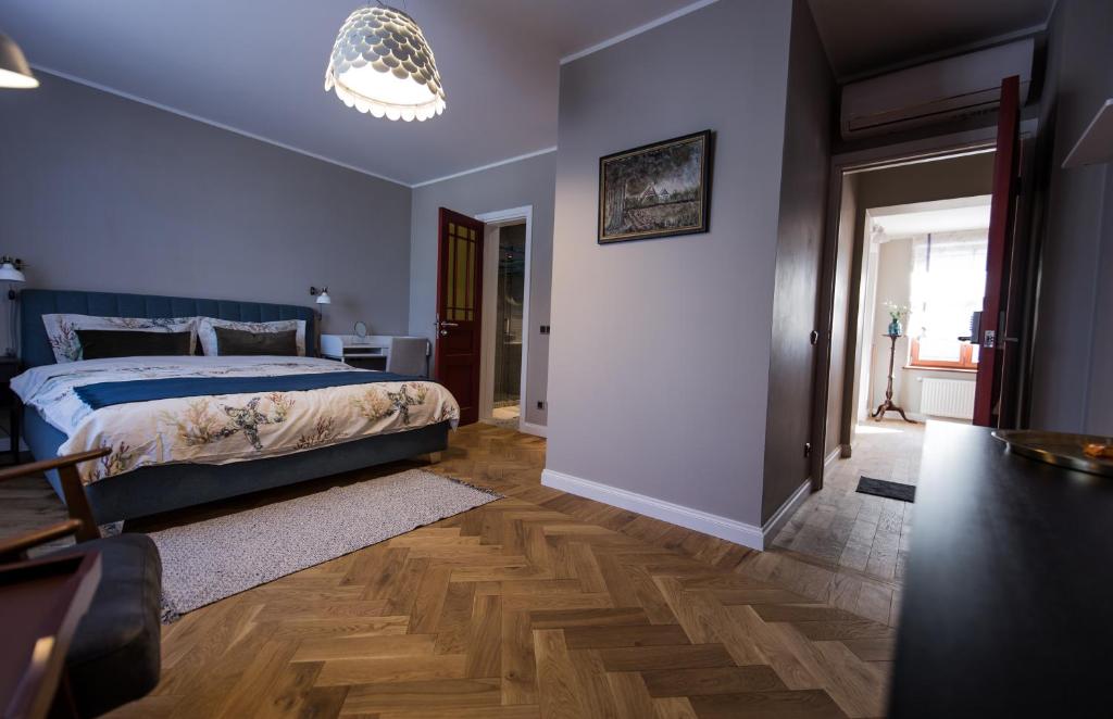 um quarto com uma cama e piso em madeira em Emily em Riga