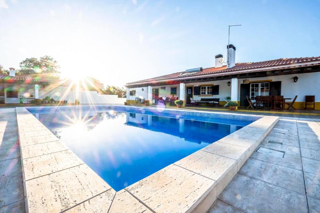 uma piscina em frente a uma casa em Villa do Outeiro em Figueira e Barros