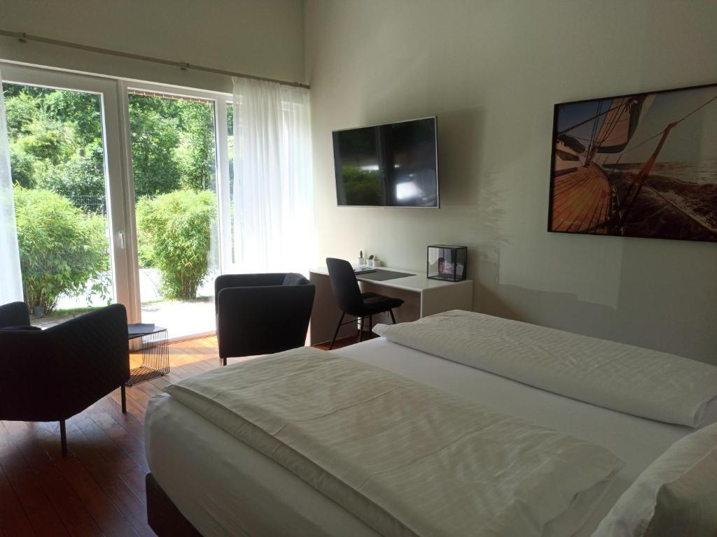 TV a/nebo společenská místnost v ubytování MotelplusHotel BiggeSeeFront