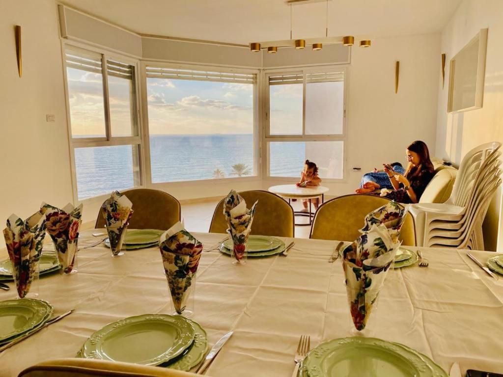 Een restaurant of ander eetgelegenheid bij Nitsa Sea View Luxurious Apartment