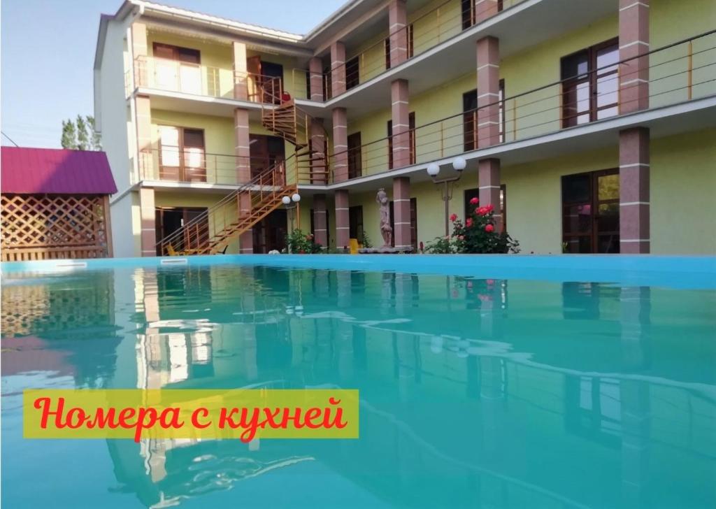 a view of the hotel and swimming pool at Solnechnaia Dacha in Zatoka