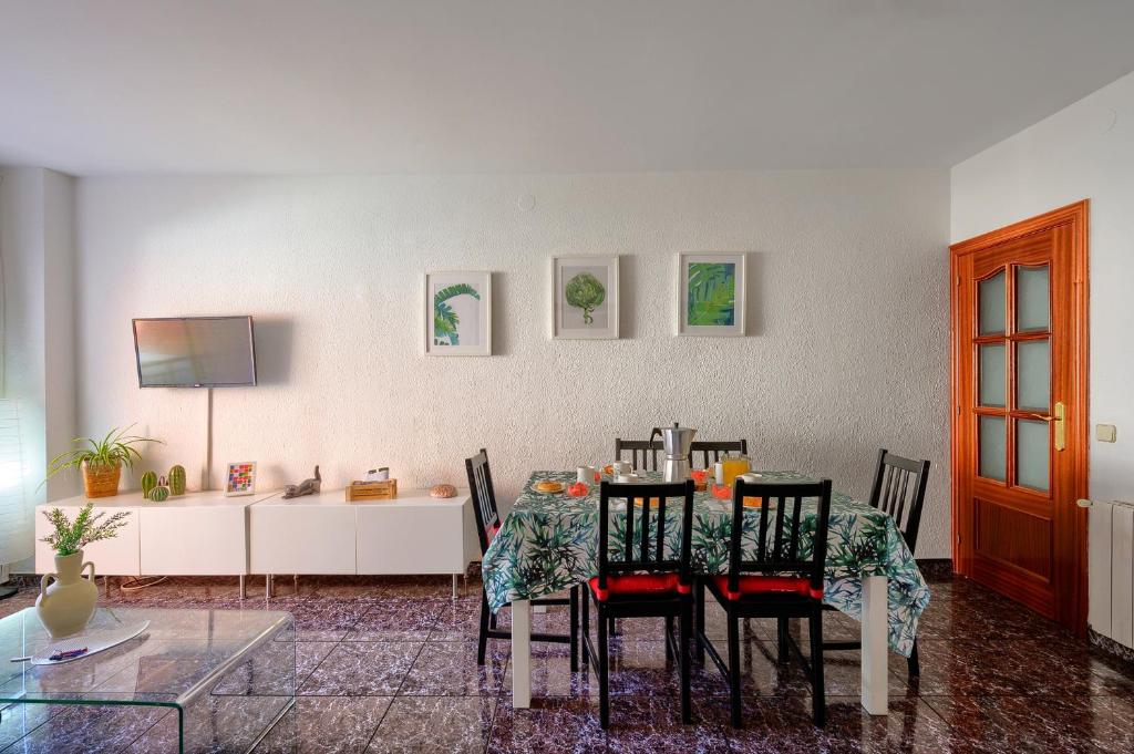 comedor con mesa y algunas sillas en Céntrico apartamento cerca de playa y tren a Barcelona para 6 pax en Premiá de Mar