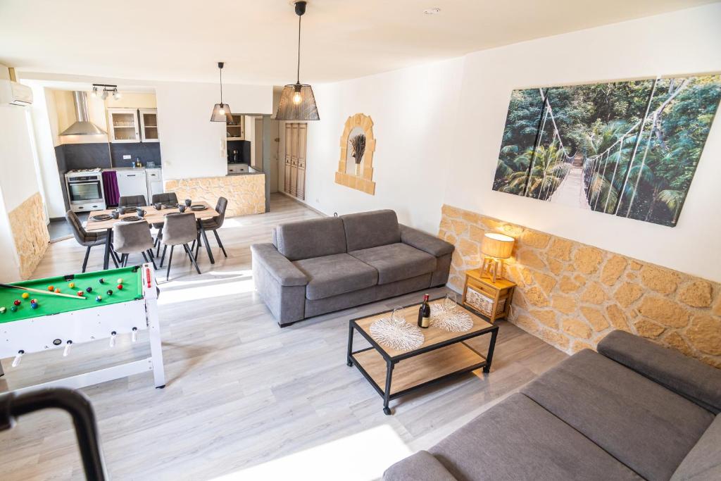 sala de estar con sofá y mesa de billar en Le Mazagran, en Saint-Paul-Trois-Châteaux