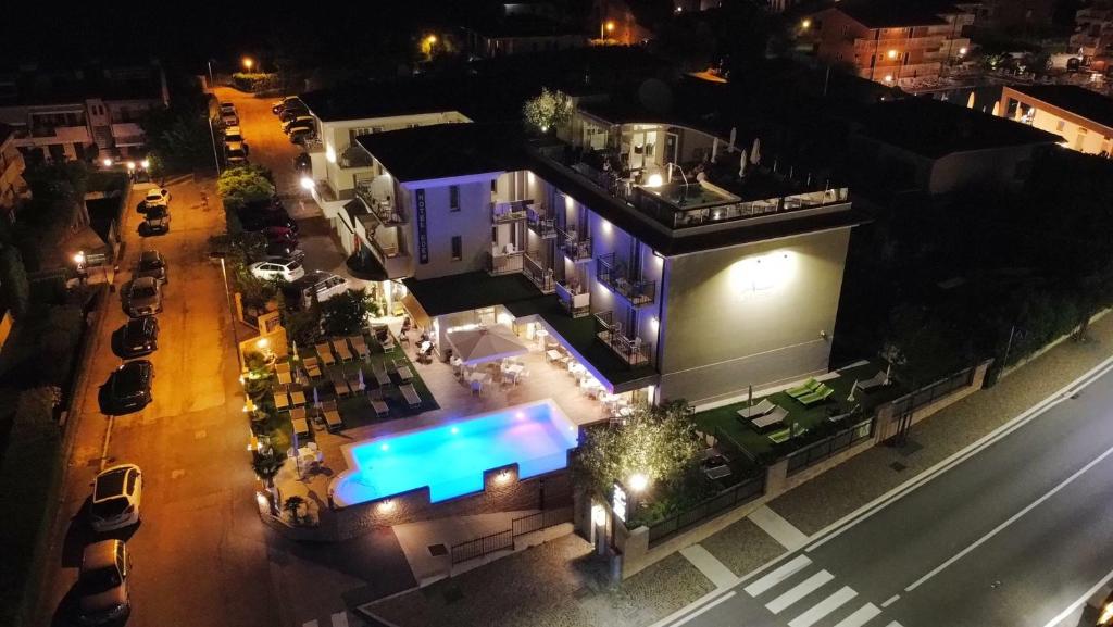 Bazén v ubytování Hotel Eden Garda nebo v jeho okolí