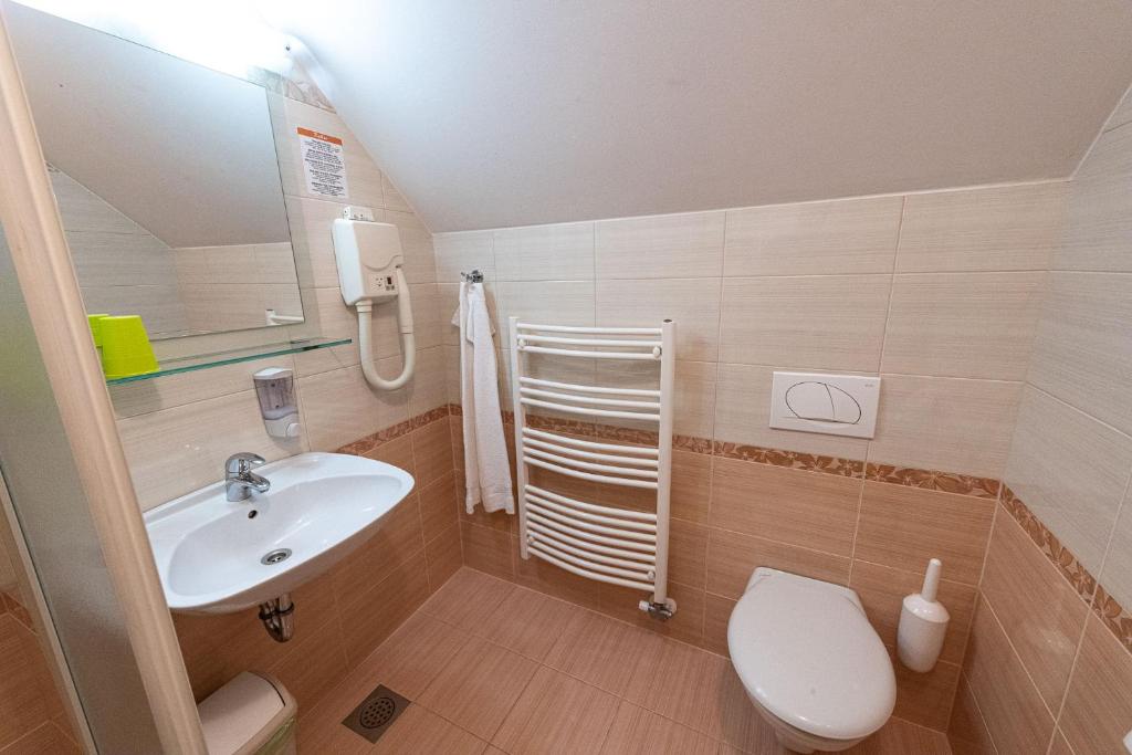 Koupelna v ubytování Apartmaji in sobe RaMar