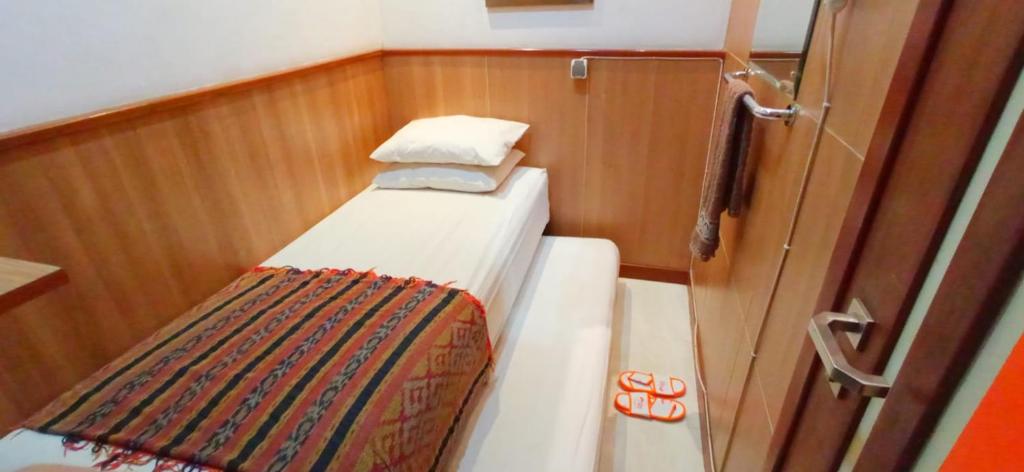 Postel nebo postele na pokoji v ubytování The Cabin Hotel Gandekan