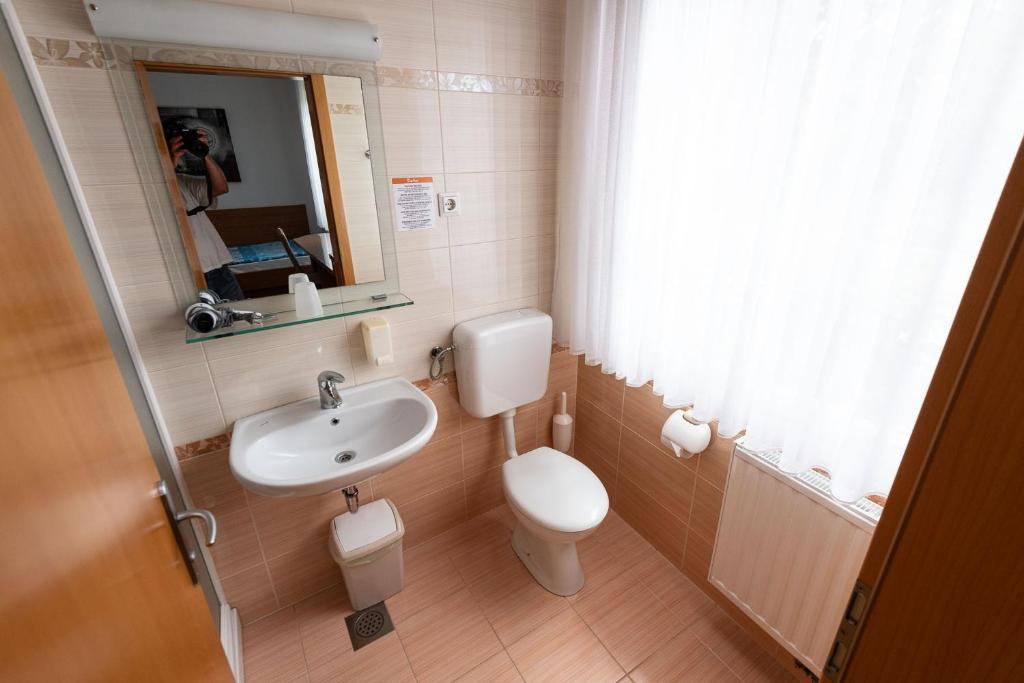 Koupelna v ubytování Apartmaji in sobe RaMar