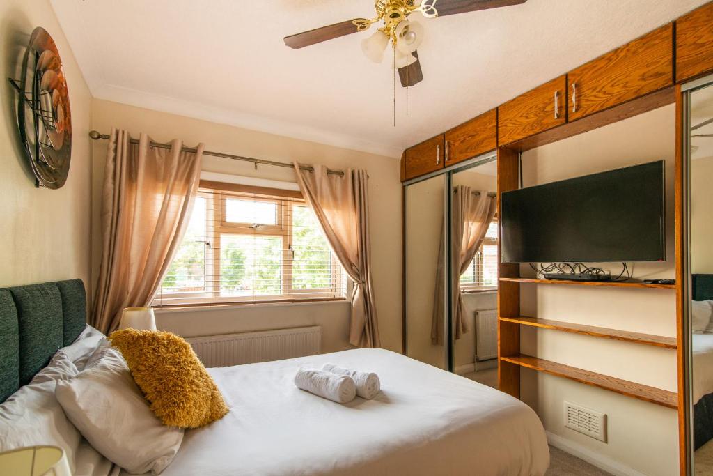 Katil atau katil-katil dalam bilik di Harmony House- Impeccable 4-Bed in Derby