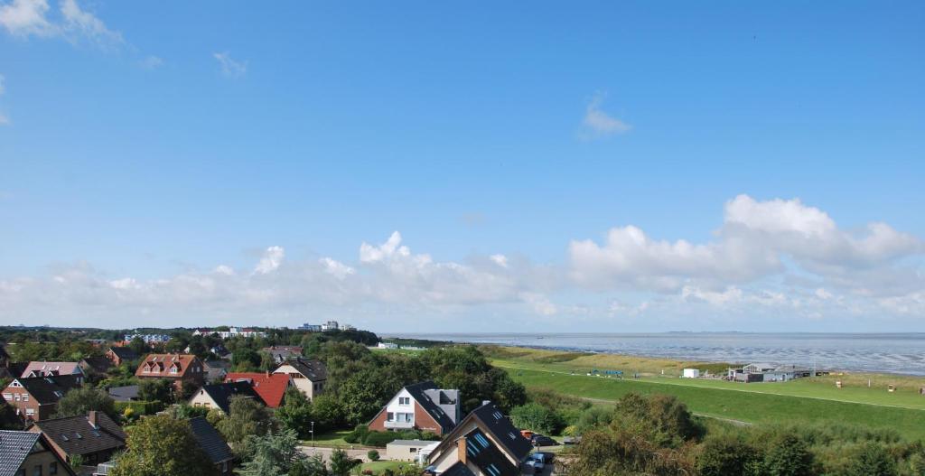 een stad met huizen en de oceaan op de achtergrond bij Haus Atlantic Whg. 402 in Cuxhaven