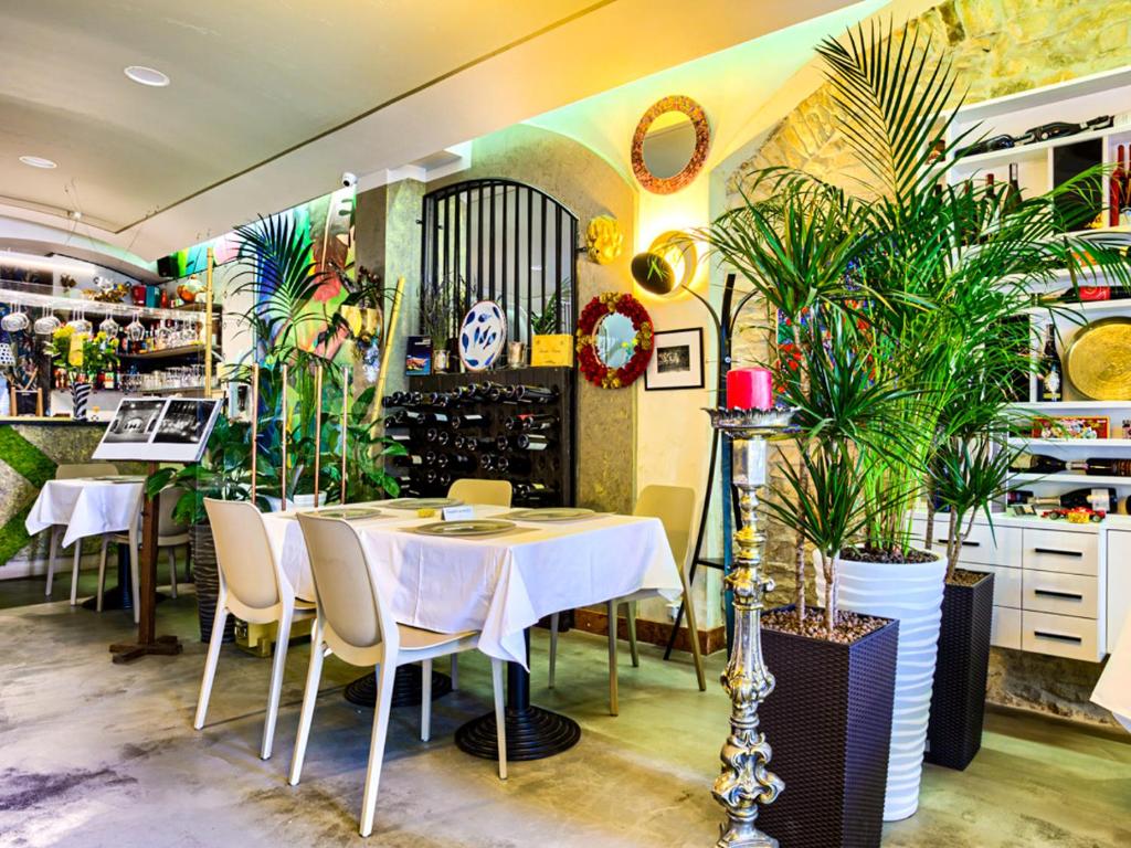 a restaurant with a table and chairs and plants at GRONO Apartamenty in Częstochowa