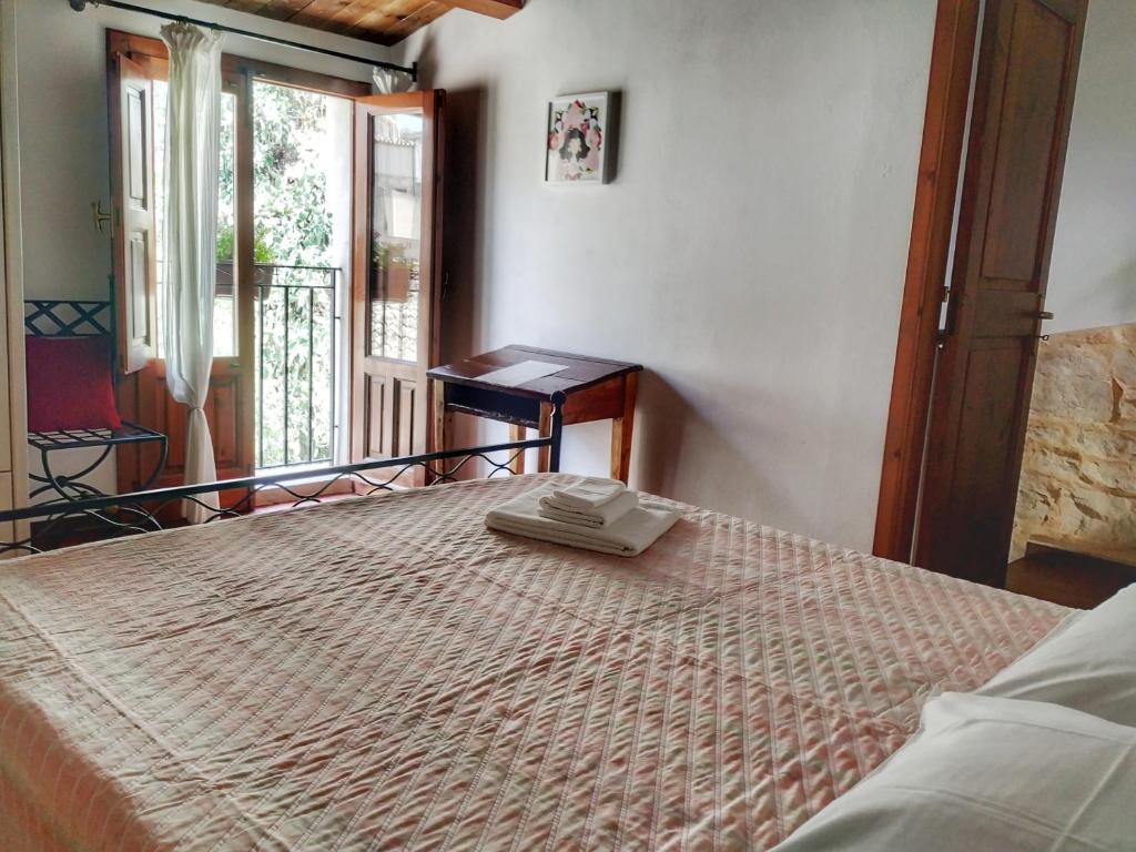 シクリにあるLilibeth Houses - Charming & Lovely viewsのベッドと窓のある寝室