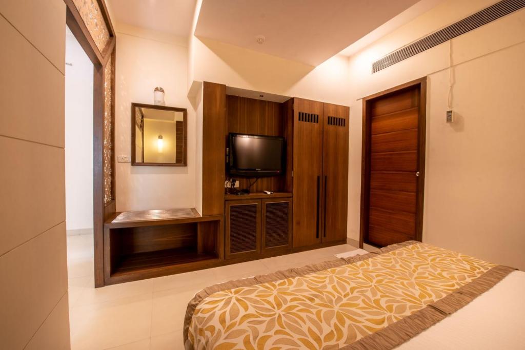 TV a/nebo společenská místnost v ubytování La-Paz Gardens Beacon Hotel - Vasco da Gama Goa