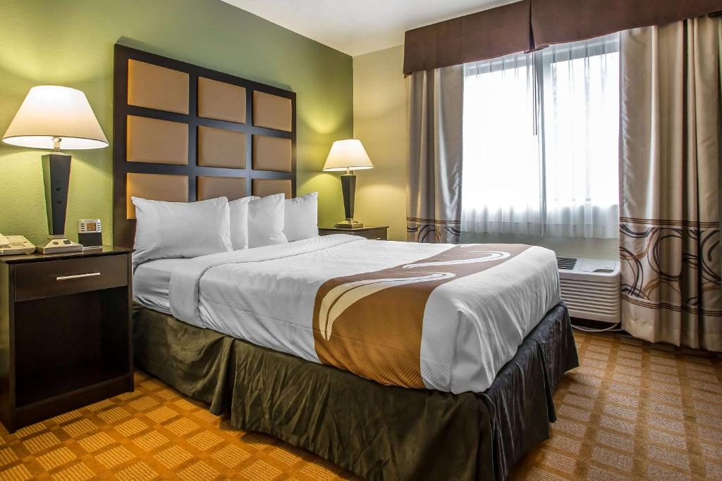 una camera d'albergo con un grande letto e una finestra di Quality Inn & Suites Marinette a Marinette
