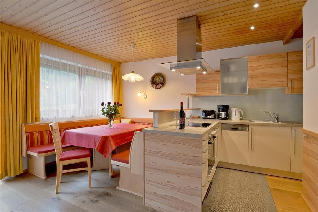 Kuchyňa alebo kuchynka v ubytovaní Landhaus Alpina
