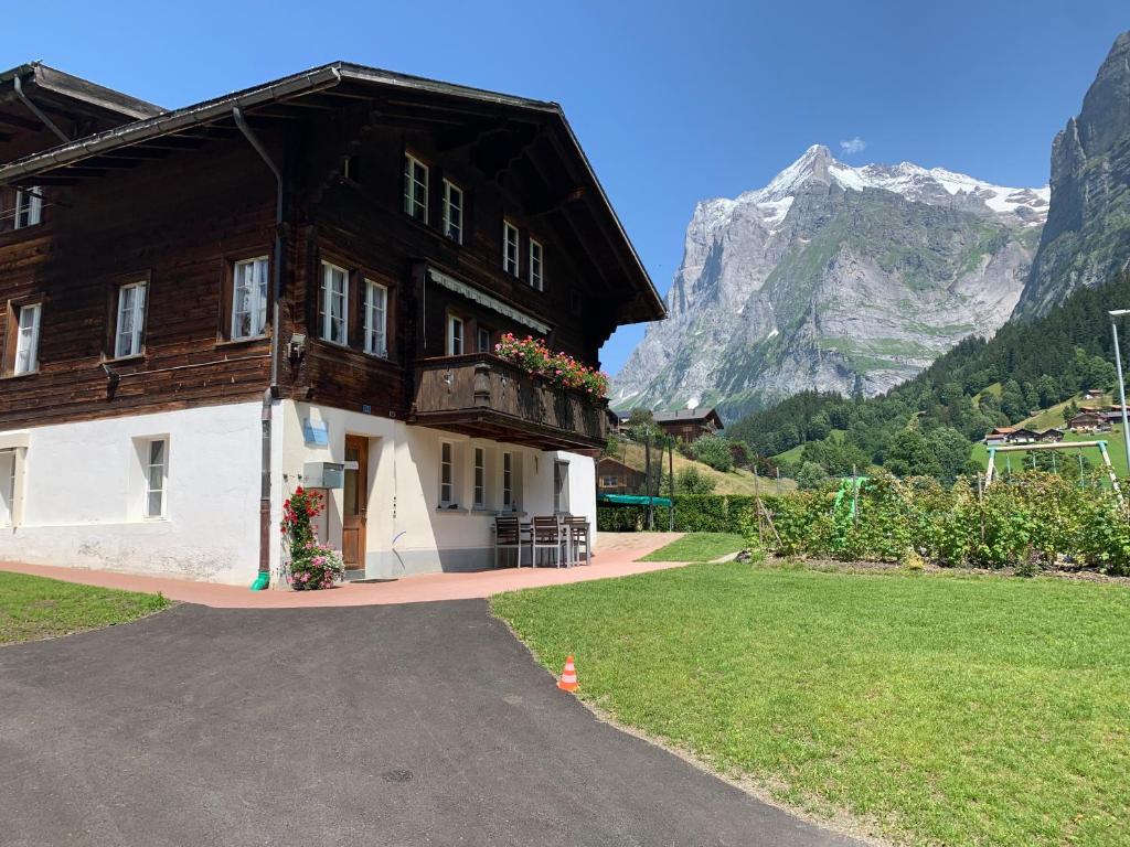 ein Haus mit einem Berg im Hintergrund in der Unterkunft Locherboden in Grindelwald