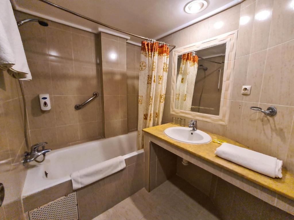 UMH Tarik Hotel - Standard Triple Room