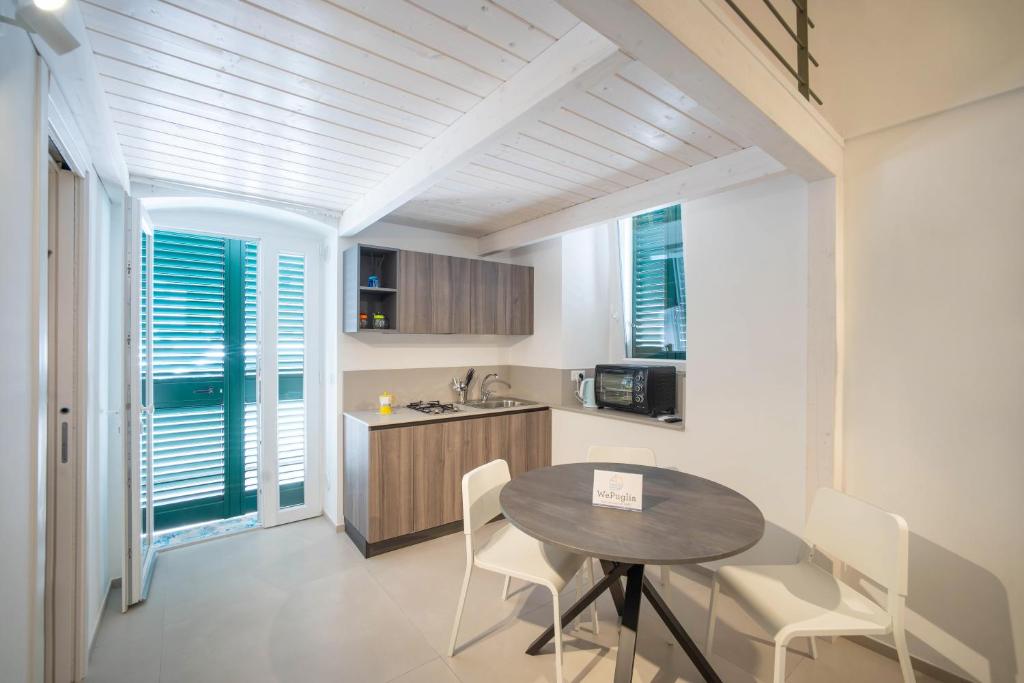 A kitchen or kitchenette at WePuglia - Dimore Stefania