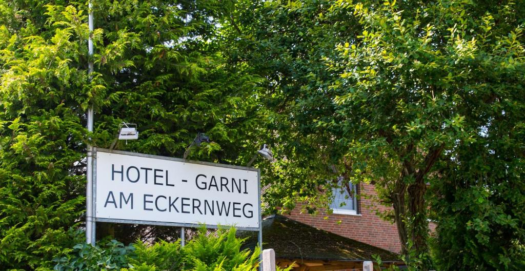 ツェレにあるHotel Garni am Eckernwegの木の家の前の看板