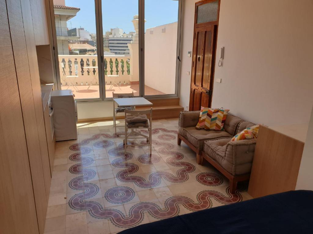 A seating area at Bonito estudio en el centro de Valencia