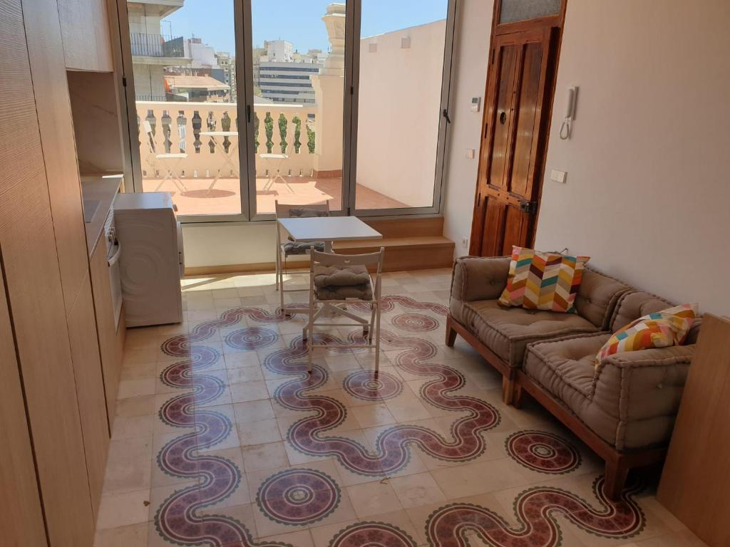 A seating area at Bonito estudio en el centro de Valencia