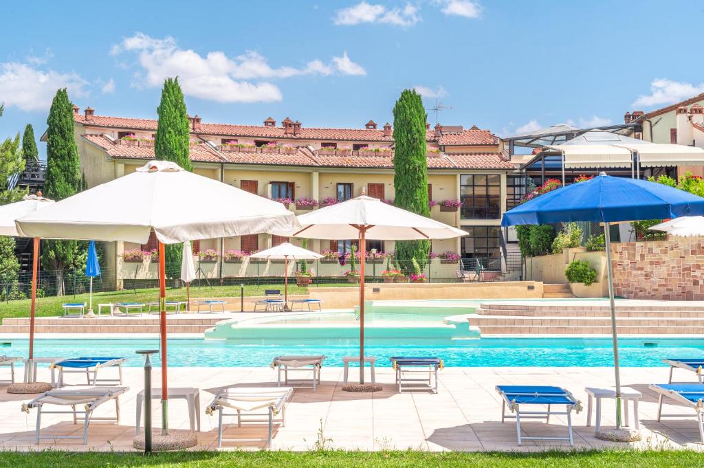 Bazén v ubytování Hotel Palazzuolo nebo v jeho okolí