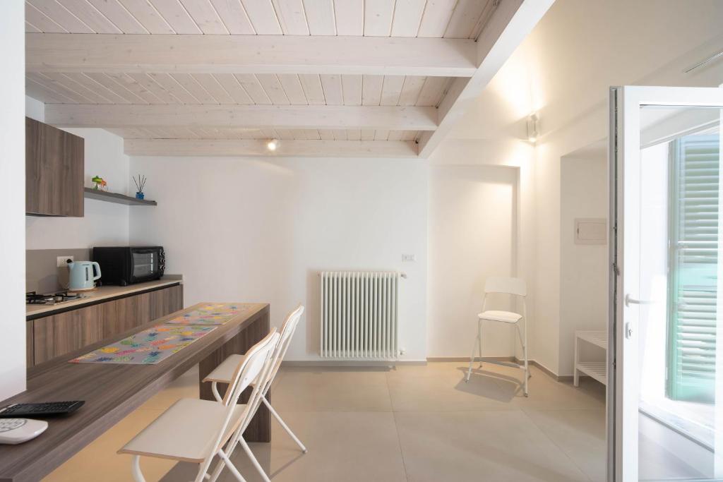 A kitchen or kitchenette at WePuglia - Dimore Stefania