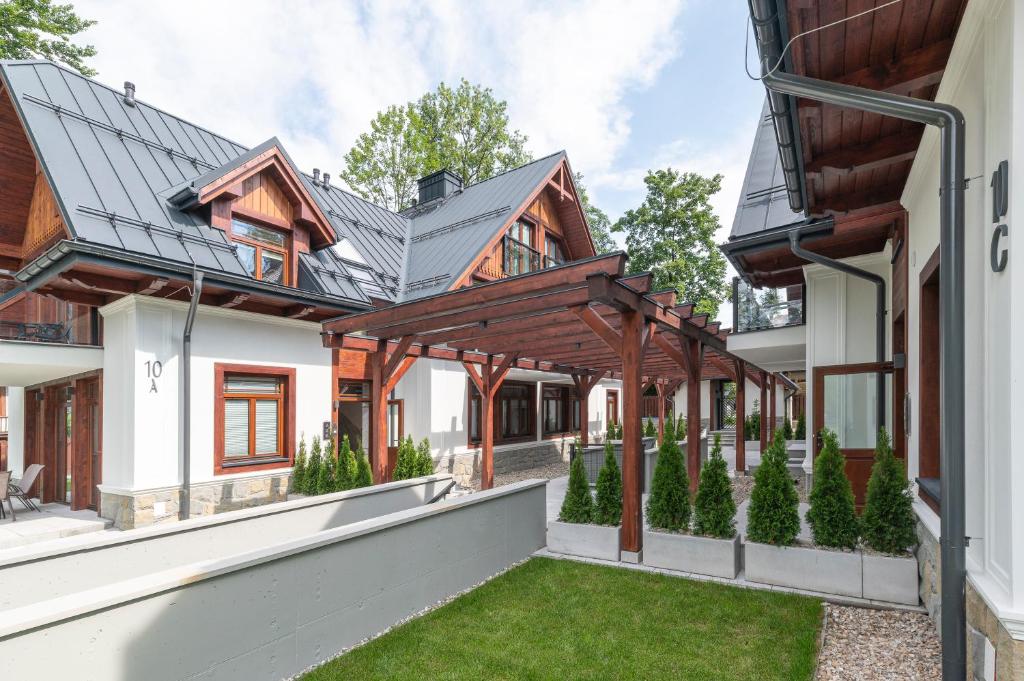 an external view of a house with a courtyard at Apartamenty Park Residence by Nosalowy in Zakopane