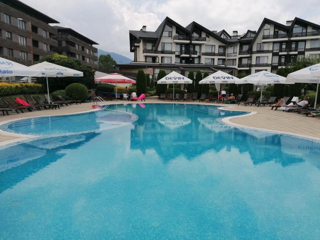 duży basen przed hotelem w obiekcie Aspen Golf - private apartments w mieście Razłog