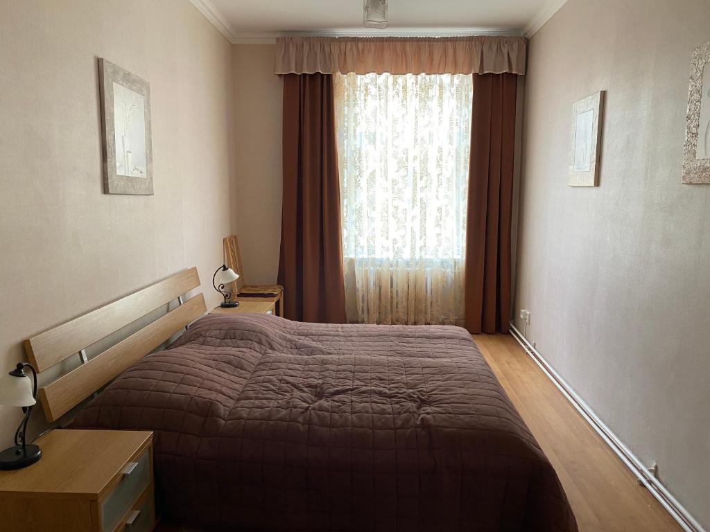 Een bed of bedden in een kamer bij Jurincom apartments Petrin