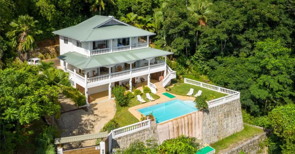 una vista aérea de una casa con piscina en Villa Karibu, en Au Cap
