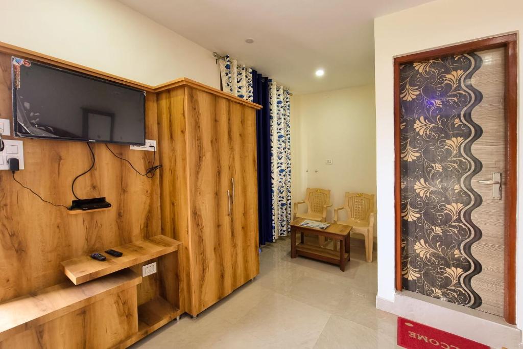 Mohan Home Stay - Tweepersoonskamer Met Uitzicht Op De Bergen